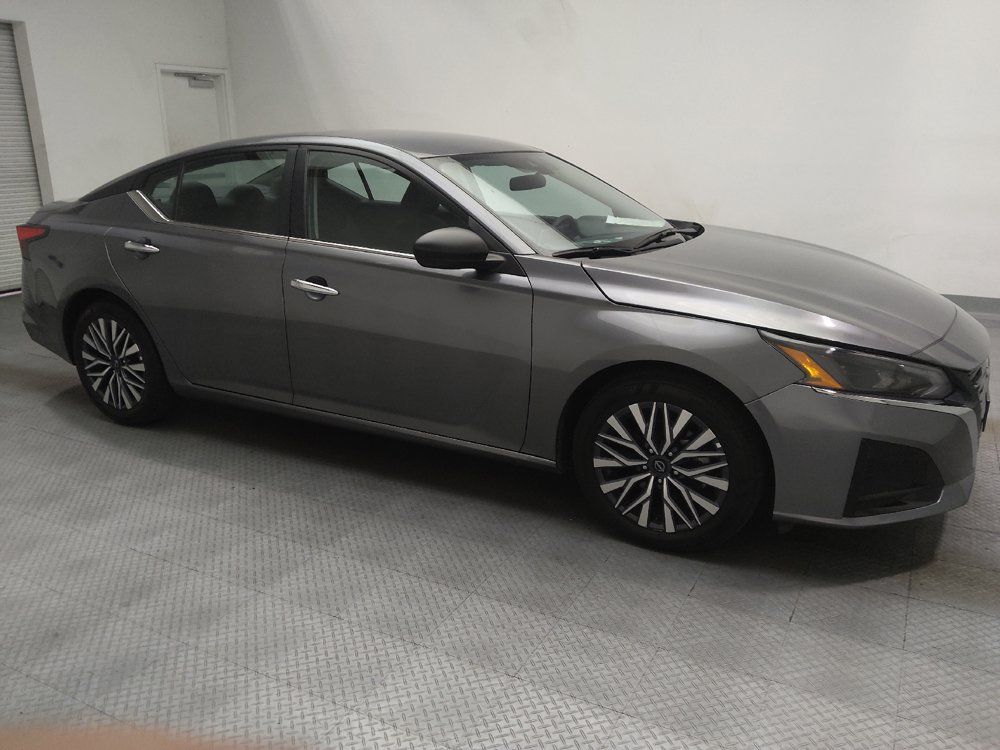 Used 2025 Nissan Altima 2.5 SV FWD image 11