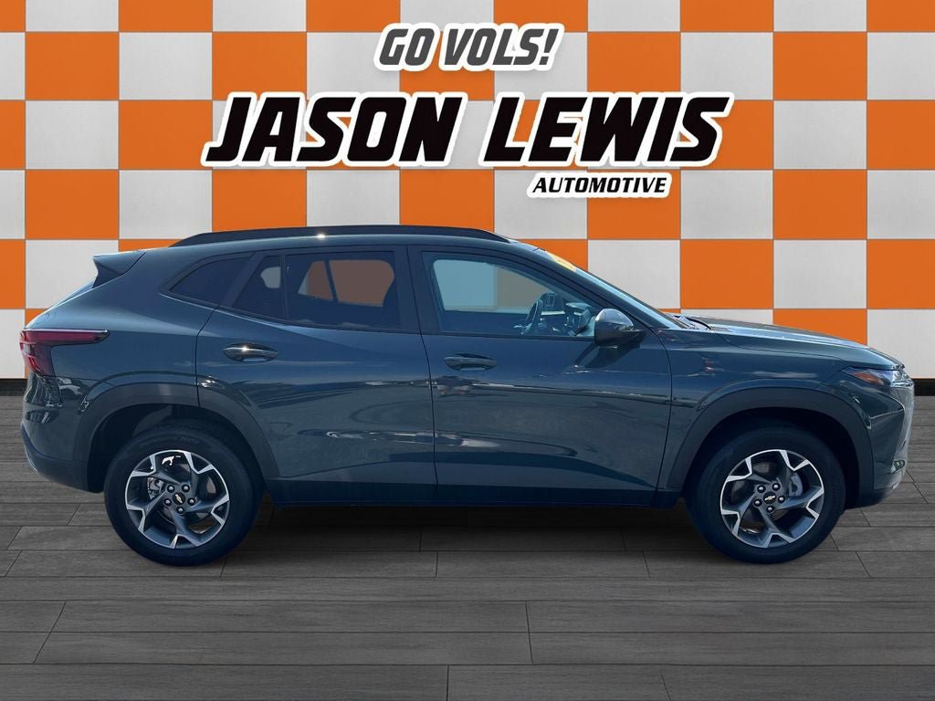 Used 2025 Chevrolet Trax LT FWD image 2