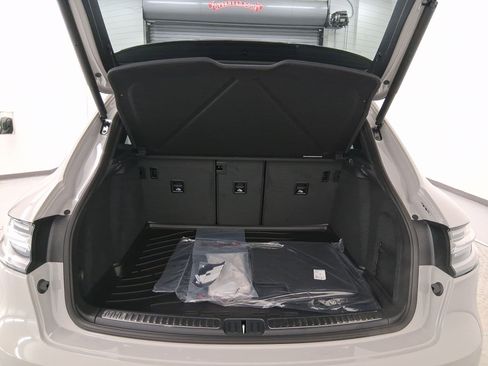 New 2026 Porsche Macan image 33