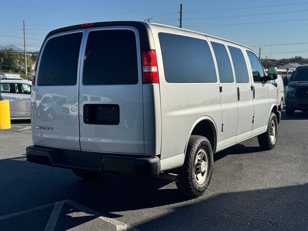 Used 2022 Chevrolet Express 2500 w/ Driver Convenience Package RWD image 4