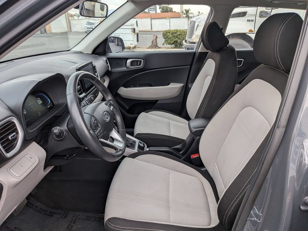 Used 2025 Hyundai Venue SEL FWD image 15