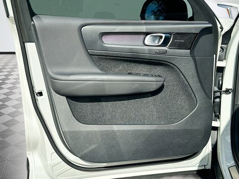 Used 2021 Volvo XC40 T4 R-Design image 22