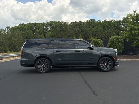 Used 2025 Cadillac Escalade ESV V AWD/4WD image 5