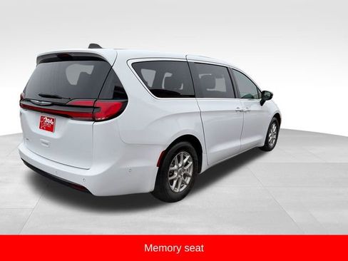 Used 2024 Chrysler Pacifica Touring-L image 7