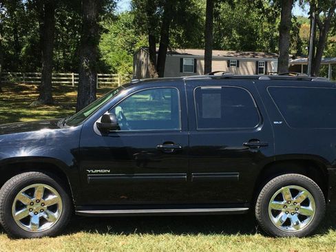 Used 2011 GMC Yukon SLT w/ SLT-2 Equipment Package image 2