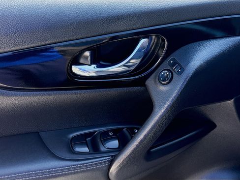 Used 2017 Nissan Rogue Sport SV image 16