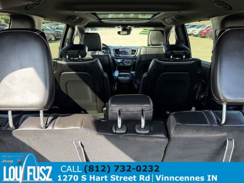 Used 2024 Chrysler Pacifica Limited w/ S Appearance Package FWD image 10