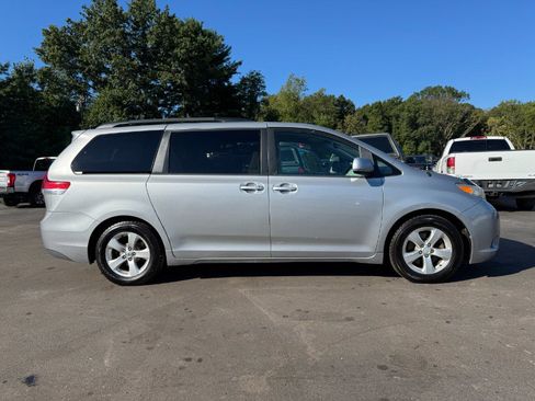 Used 2013 Toyota Sienna LE image 6