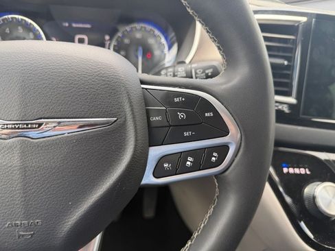 Used 2024 Chrysler Pacifica Touring-L FWD image 25