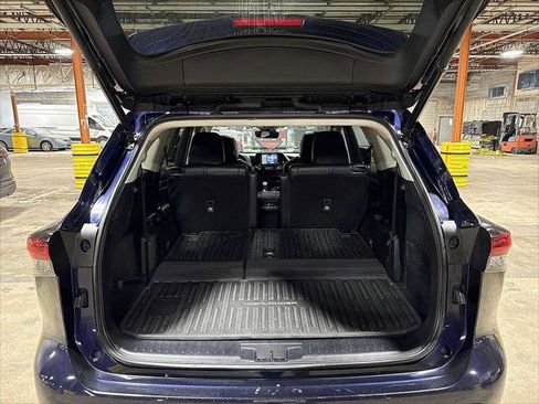 Used 2022 Toyota Highlander XLE image 11