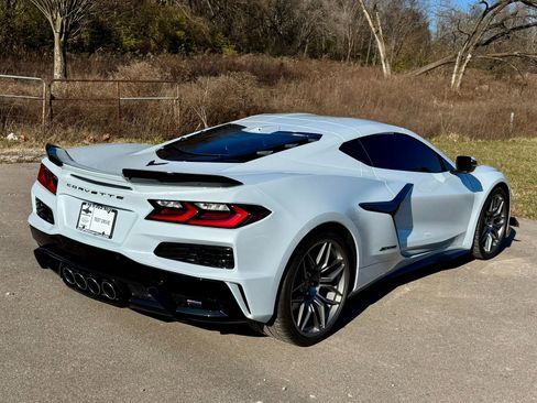 Used 2024 Chevrolet Corvette Z06 RWD image 3
