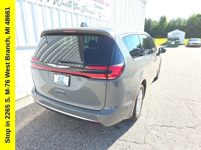 Used 2023 Chrysler Pacifica Touring-L FWD image 11