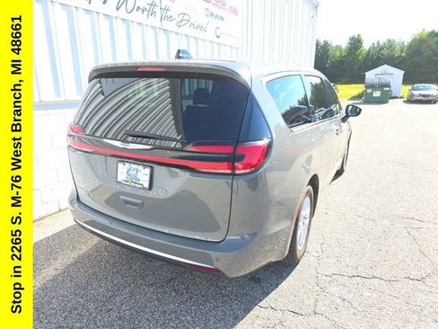 Used 2023 Chrysler Pacifica Touring-L FWD image 11