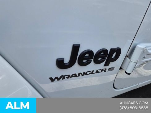Used 2025 Jeep Wrangler Unlimited Sahara AWD/4WD image 3