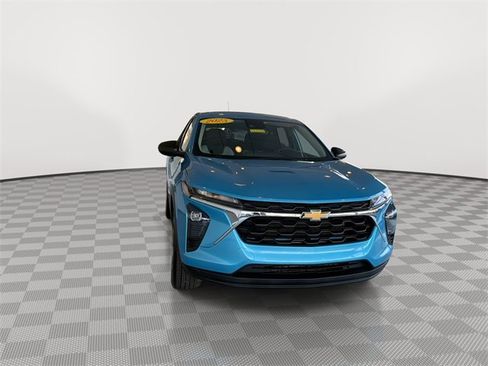Certified 2025 Chevrolet Trax LS image 3