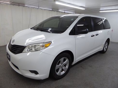 Used 2013 Toyota Sienna L image 3