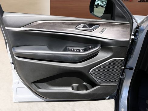 Used 2022 Jeep Grand Cherokee Limited 4xe w/ Luxury Tech Group II image 11