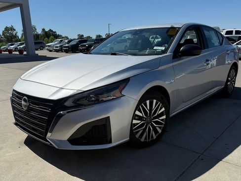 Used 2024 Nissan Altima 2.5 SV FWD image 2
