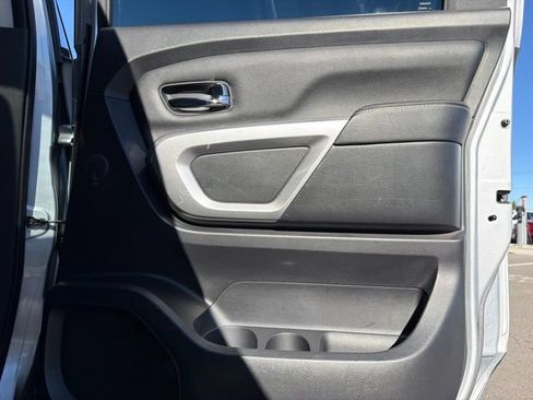 Used 2018 Nissan Titan PRO-4X w/ Pro-4x Convenience Package AWD/4WD image 12