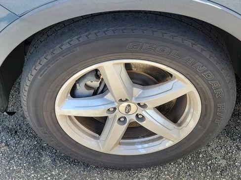 Used 2018 Ford Explorer XLT w/ Equipment Group 201A FWD image 9
