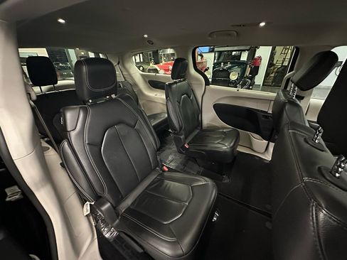 Used 2022 Chrysler Pacifica Touring-L image 16