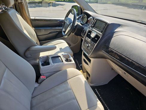 Used 2015 Chrysler Town & Country Touring w/ Driver Convenience Group FWD image 10