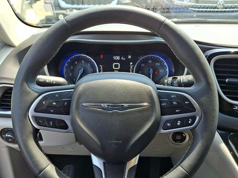 Certified 2024 Chrysler Pacifica Touring-L FWD image 22