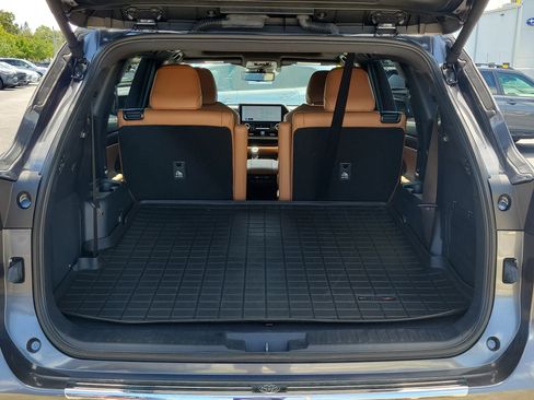 Used 2024 Toyota Highlander Platinum FWD image 12