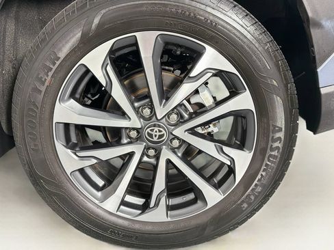 Used 2023 Toyota Corolla Cross XLE w/ Convenience Package FWD image 32