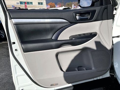 Used 2019 Toyota Highlander XLE image 21