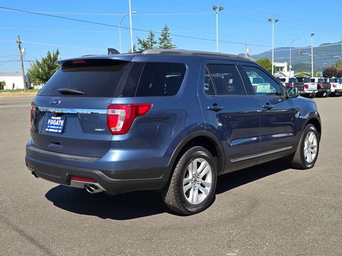 Used 2018 Ford Explorer XLT AWD/4WD image 6