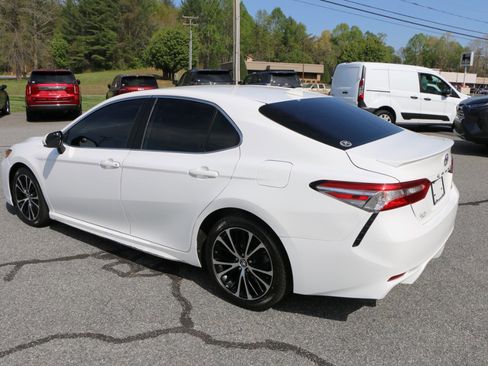 Used 2020 Toyota Camry SE image 3