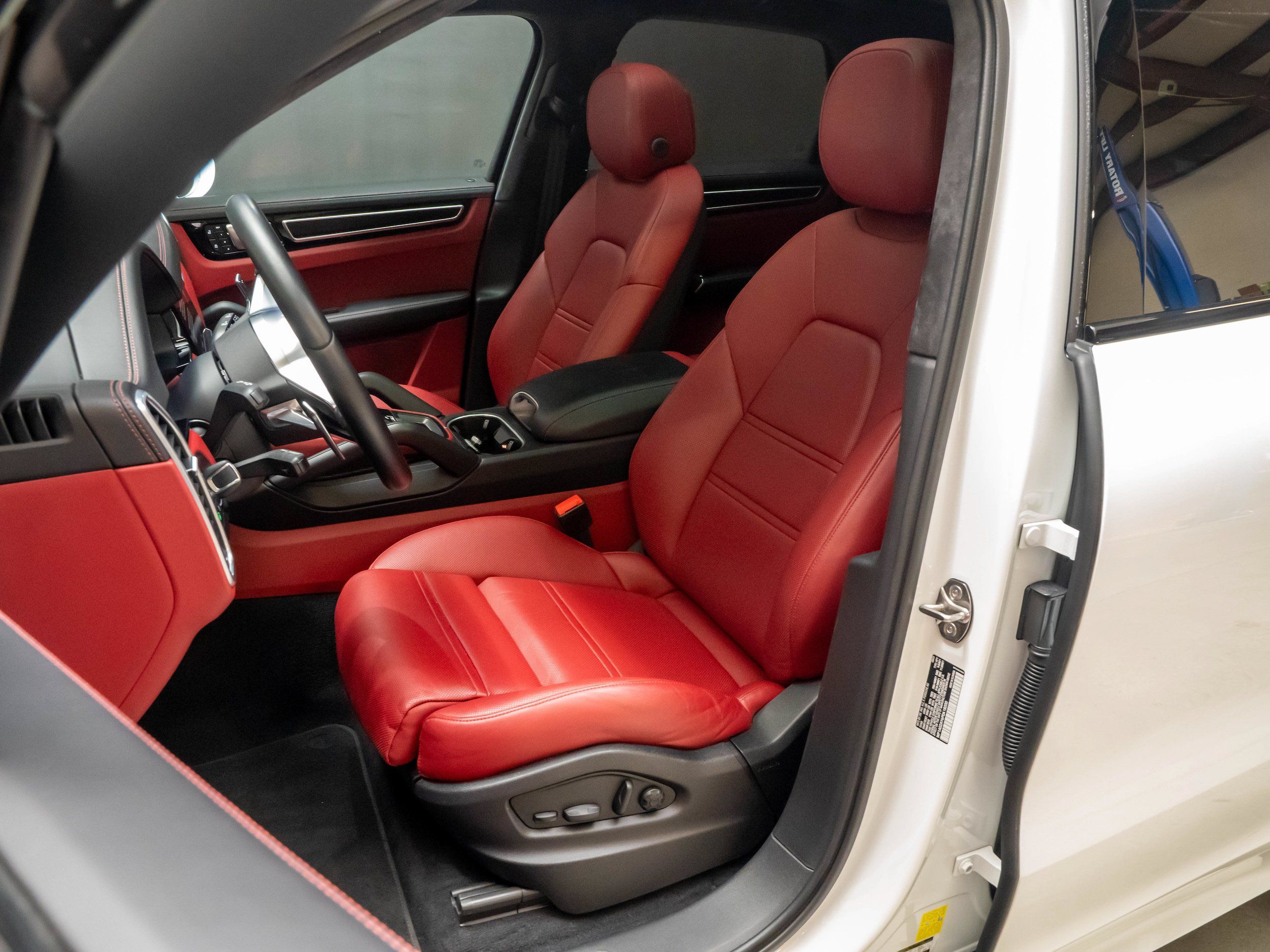 Certified 2023 Porsche Cayenne GTS AWD/4WD image 5