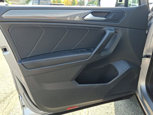 Used 2023 Volkswagen Tiguan SE w/ Panoramic Sunroof Package AWD/4WD image 18