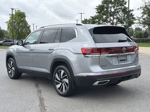 Used 2024 Volkswagen Atlas SEL AWD/4WD image 3