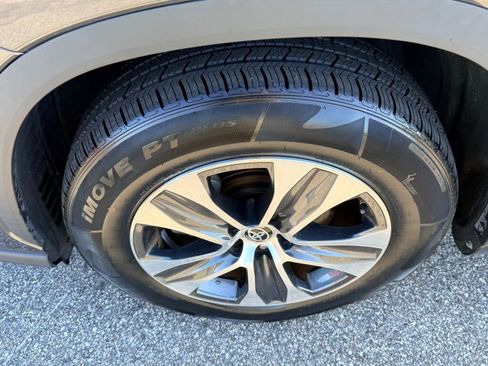 Used 2021 Toyota Highlander XLE image 17