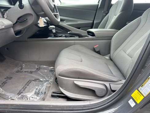Used 2024 Hyundai Elantra SE FWD image 9