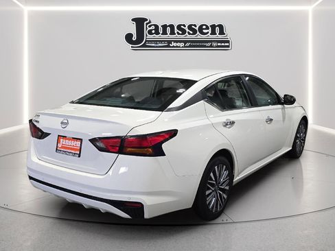 Used 2025 Nissan Altima 2.5 SV FWD image 5