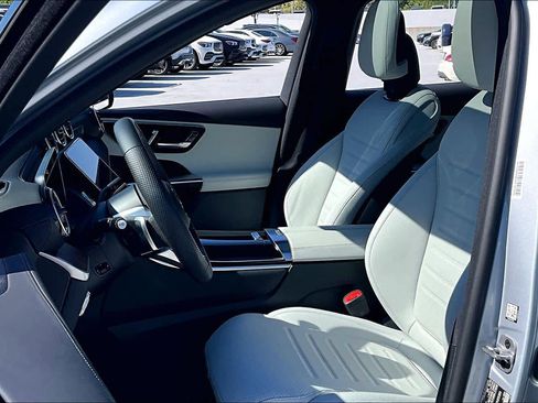 Used 2025 Mercedes-Benz GLC 300 image 8