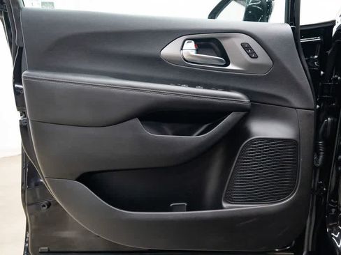 Used 2025 Chrysler Pacifica Select FWD image 22