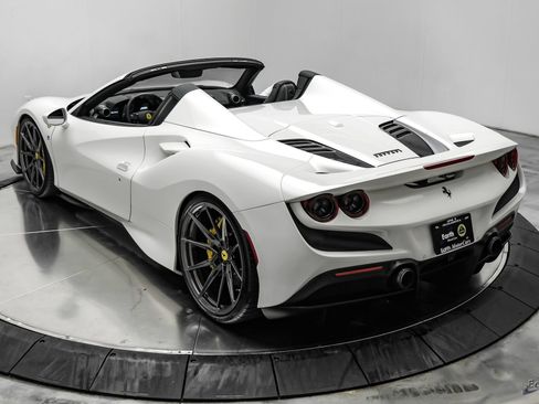 Used 2022 Ferrari F8 Tributo RWD image 15