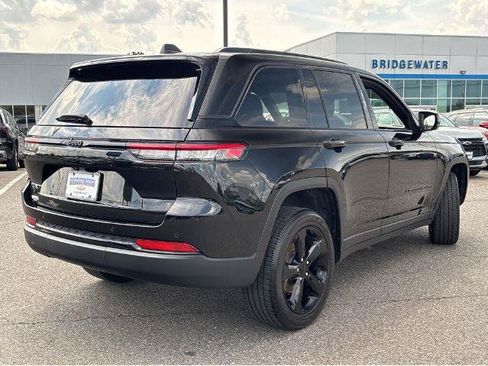 Used 2024 Jeep Grand Cherokee Altitude AWD/4WD image 11