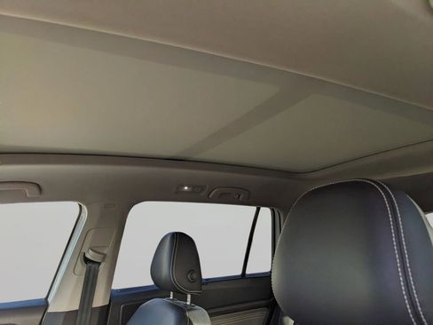 Used 2023 Volkswagen Atlas SE w/ Panoramic Sunroof Package FWD image 19