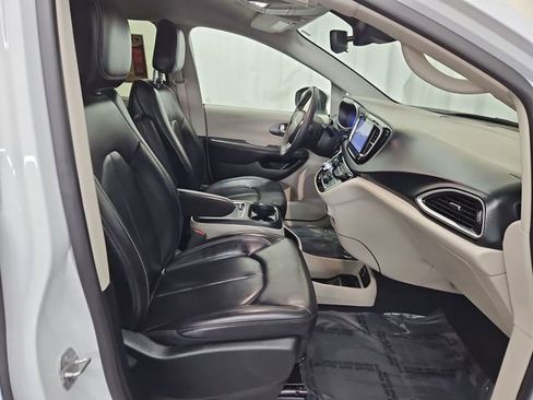 Used 2023 Chrysler Pacifica Touring-L image 23