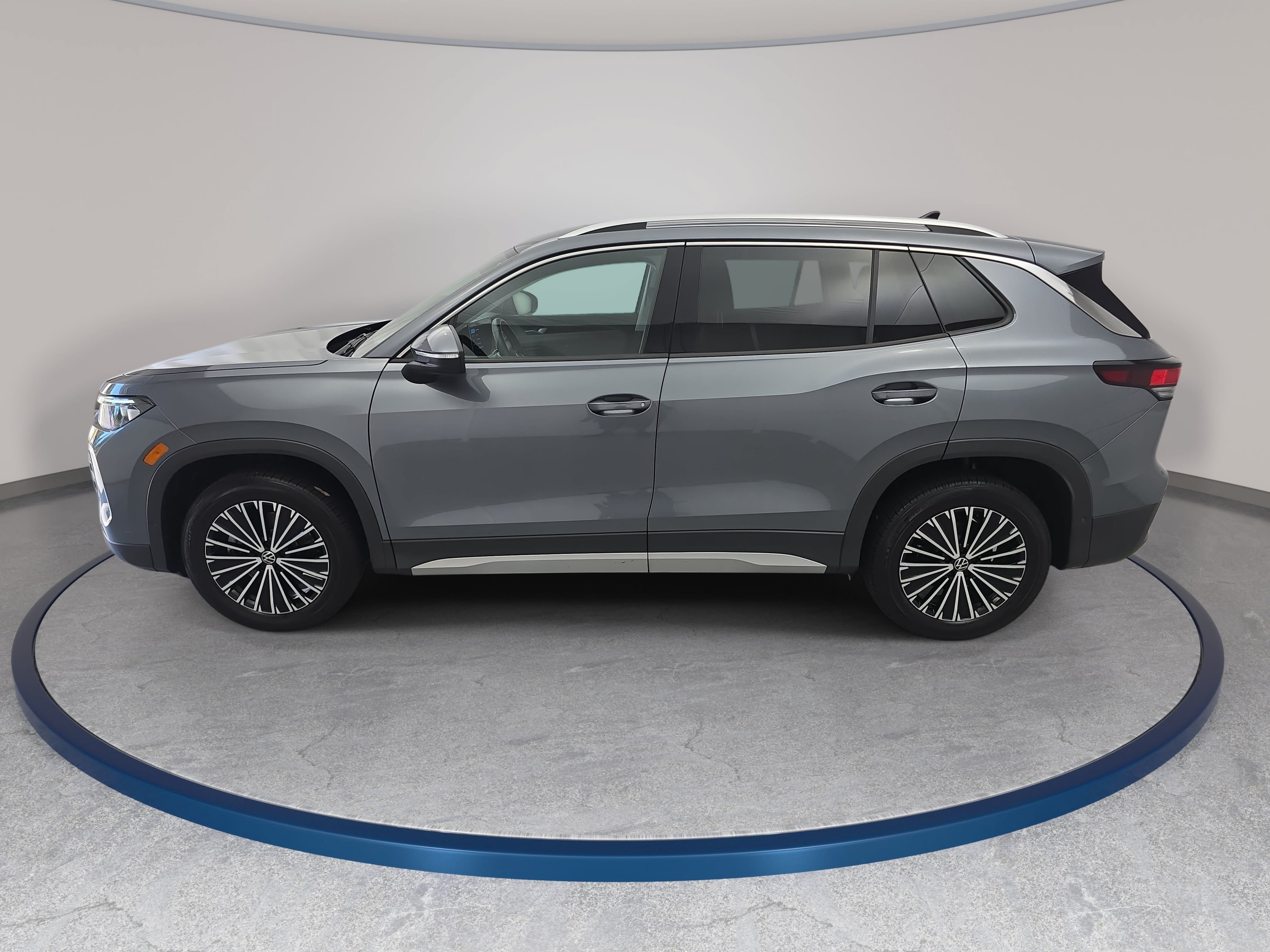 Used 2025 Volkswagen Tiguan S w/ 18" Wheel Package AWD/4WD image 8