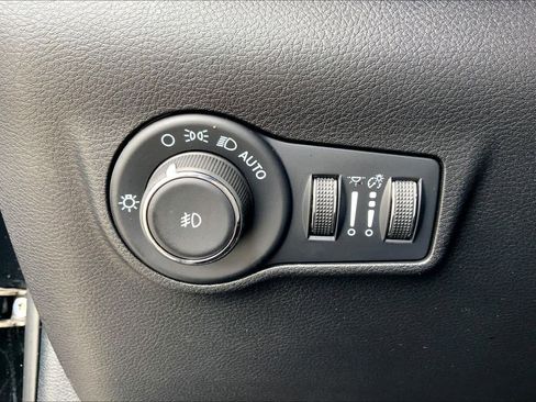 Used 2024 Jeep Compass Latitude image 33