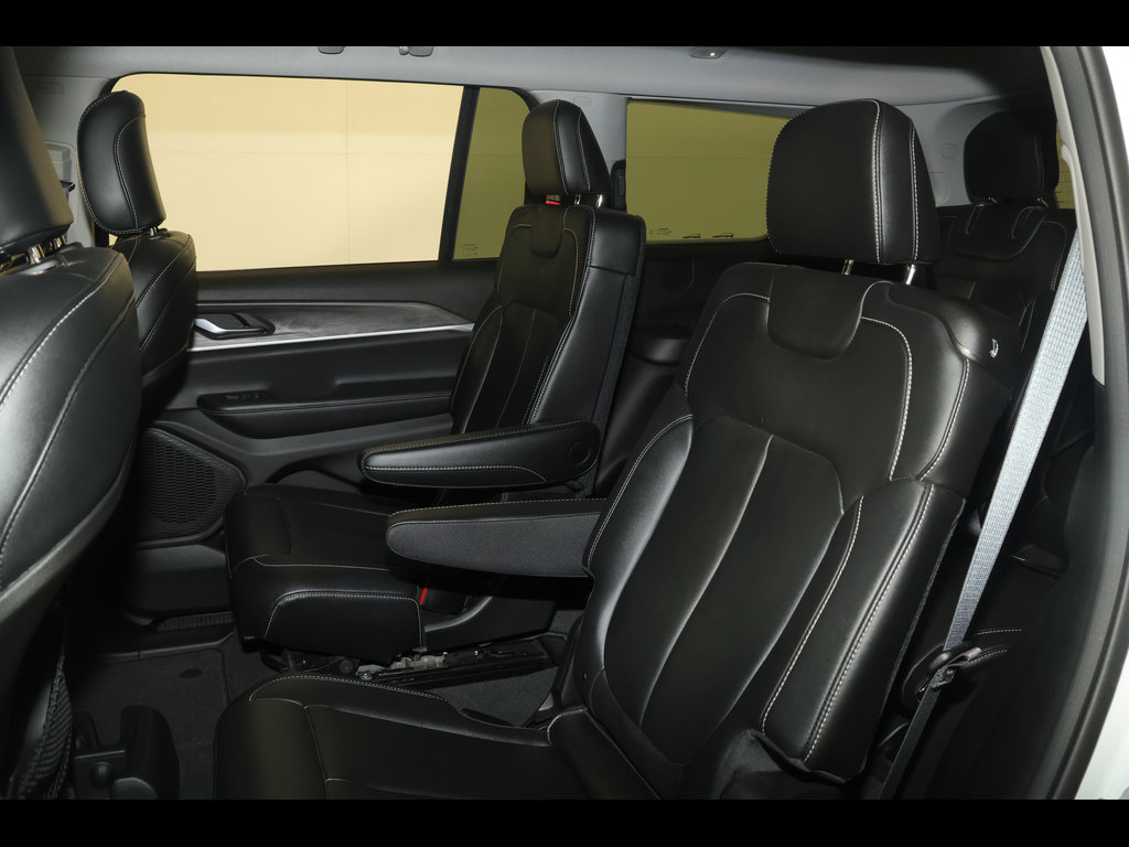 Used 2023 Jeep Grand Cherokee L Limited AWD/4WD image 31