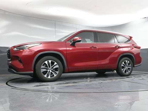 Certified 2022 Toyota Highlander XLE image 23