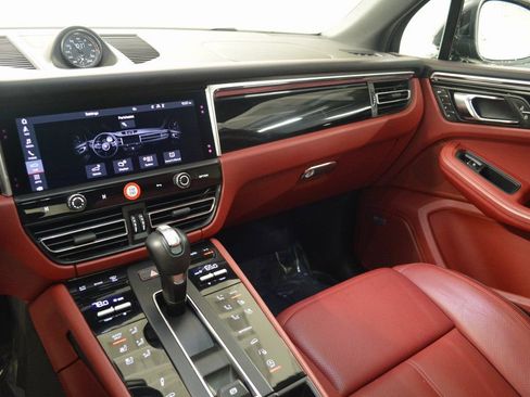 Certified 2025 Porsche Macan AWD/4WD image 26