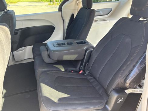 Used 2017 Chrysler Pacifica Touring image 22